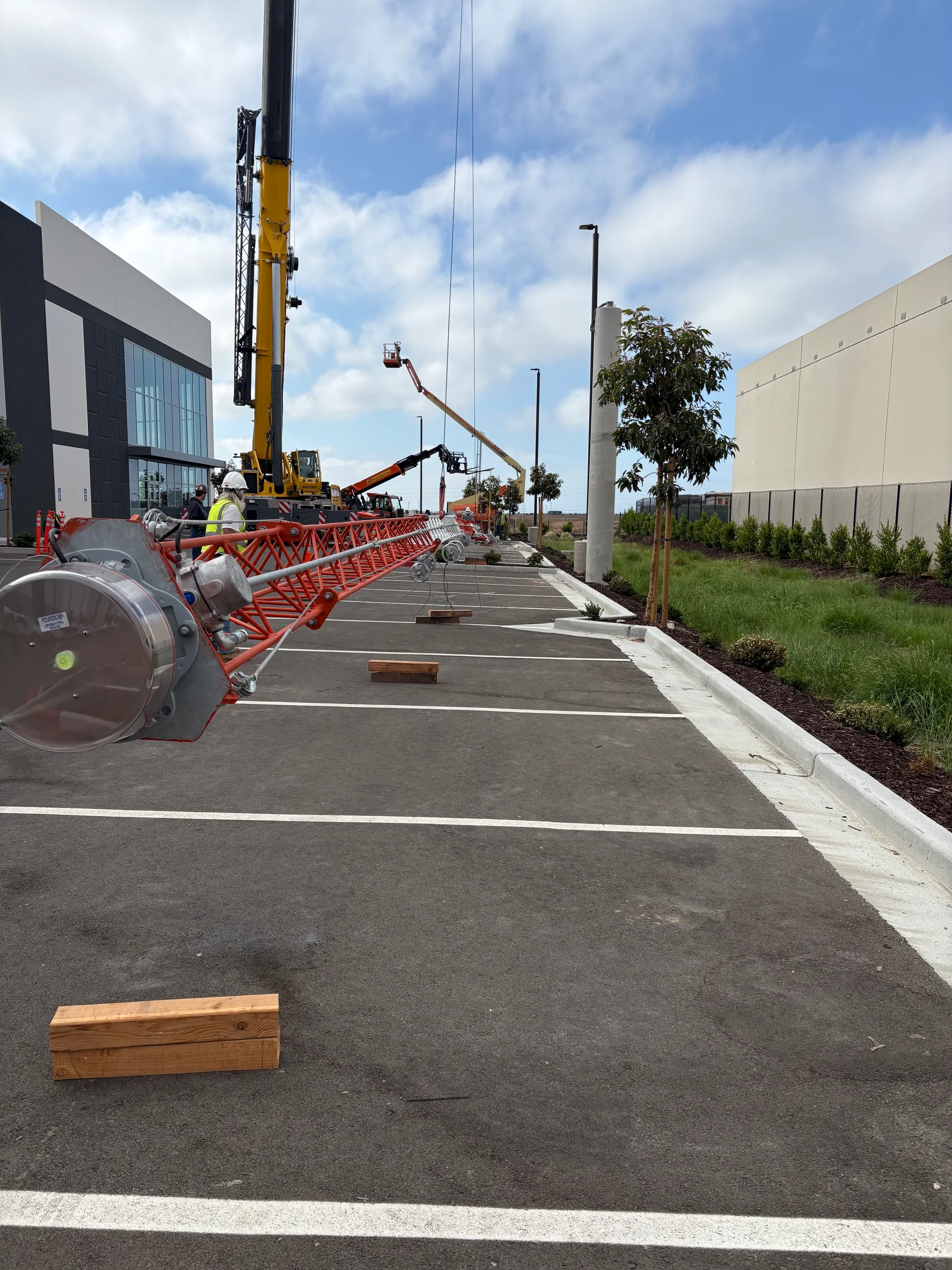 Completed 4-tower diplex array standing at the Hayward, CA site